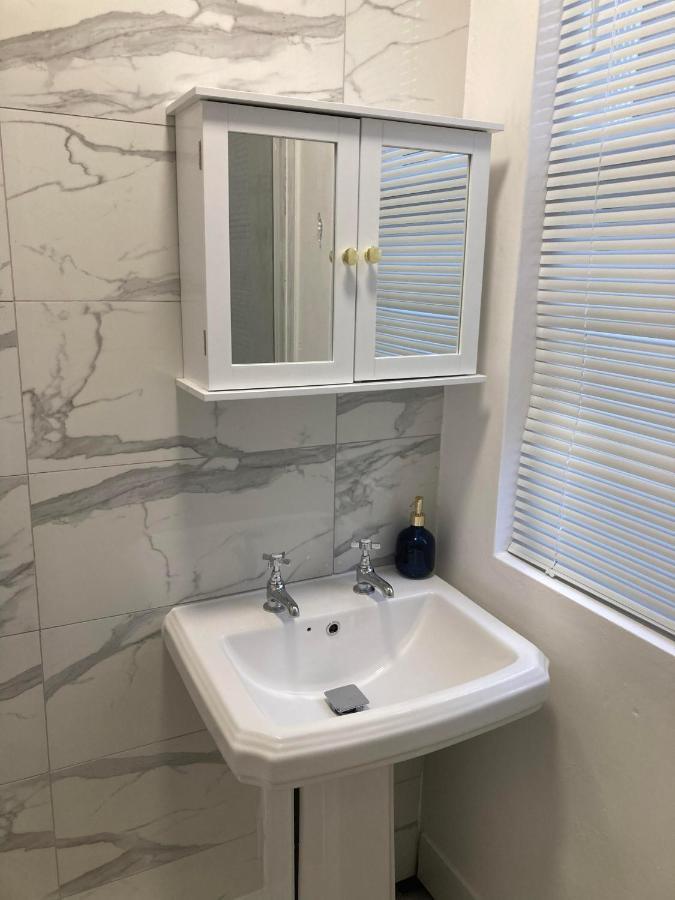 Agapi Apartment - Sea View Sleeps Ten แบล็คพูล ภายนอก รูปภาพ